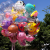 Kolorowe balony w dekoracyjnej kompozycji, inspiracja do wykorzystania helu na urodzinach i imprezach.