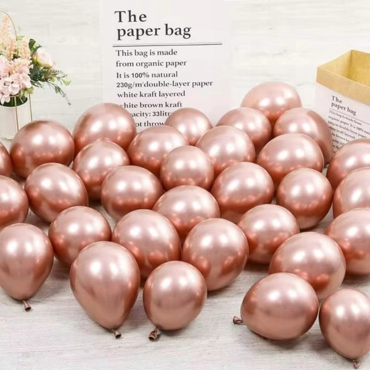Kompozycja błyszczących balonów Rose Gold i pastelowych różowych balonów do dekoracji girlandy.
