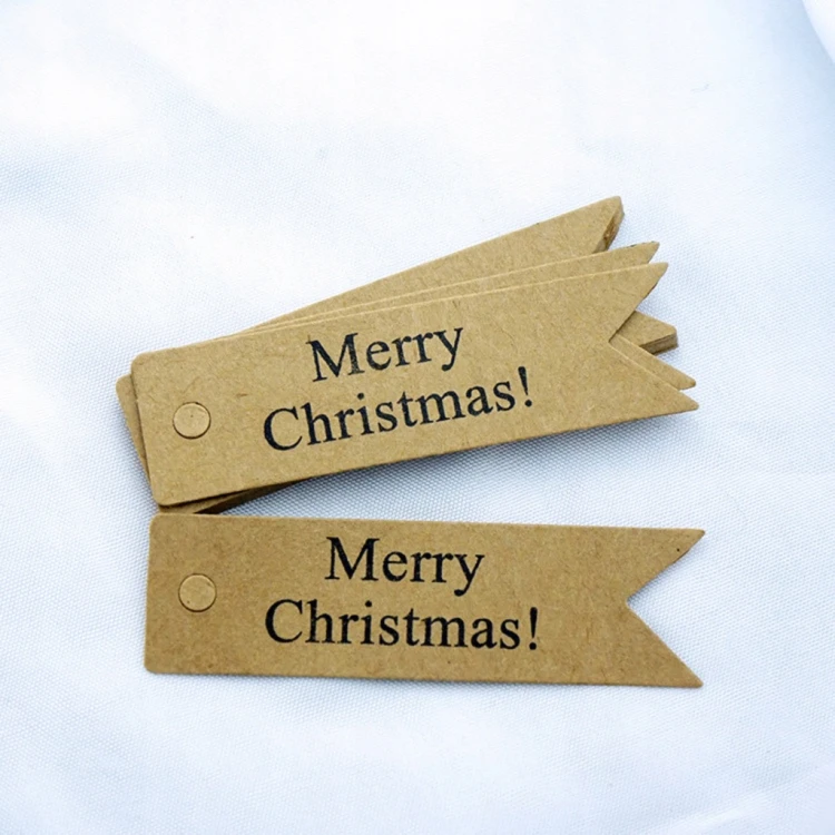Bileciki świąteczne z papieru kraft z napisem Merry Christmas – zbliżenie na ozdobne zawieszki prezentowe.