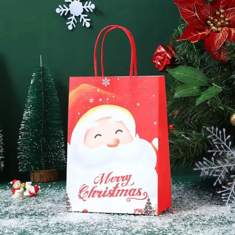 Torebka papierowa świąteczna z Mikołajem w bożonarodzeniowej aranżacji