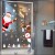 Zbliżenie naklejki Świętego Mikołaja na szybie – kolorowa ozdoba świąteczna